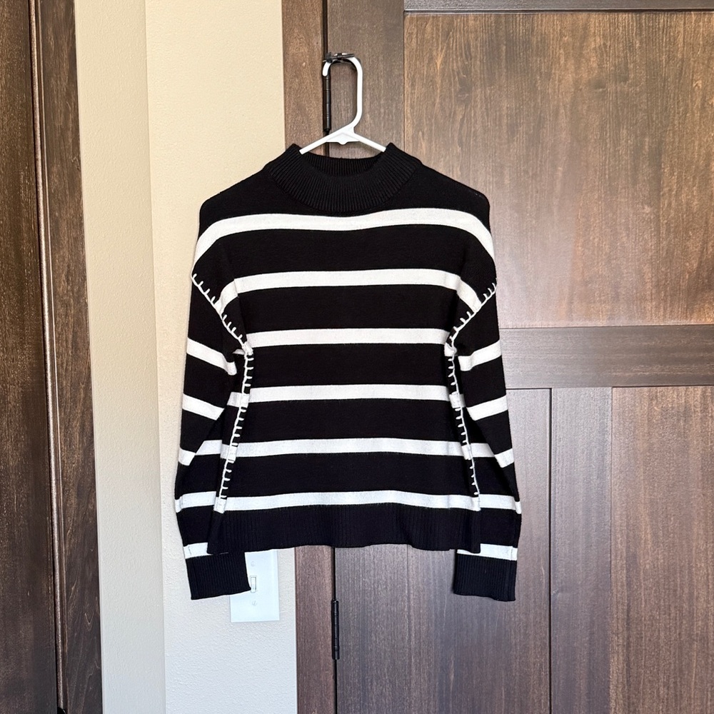 Tahari Women’s Turtleneck Black/White Striped Long Sleeve Sweater Size Medium